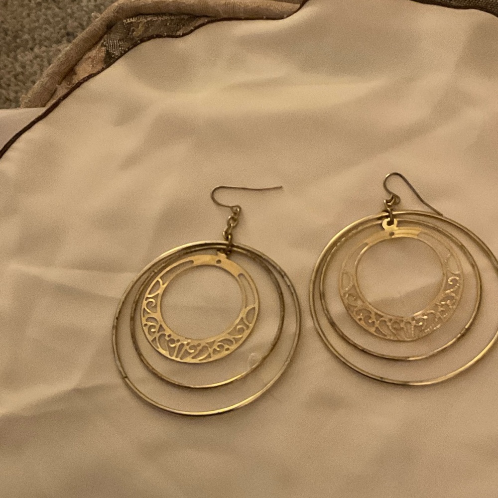 3 GRADUATING GOLDTONE FASHION HOOPS- WIRE HOOK